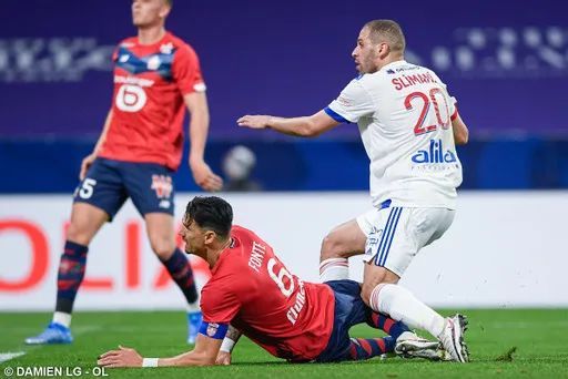 里昂队前锋破门建功,助球队赢得胜利 里昂队前锋破门建功,助球队赢得胜利