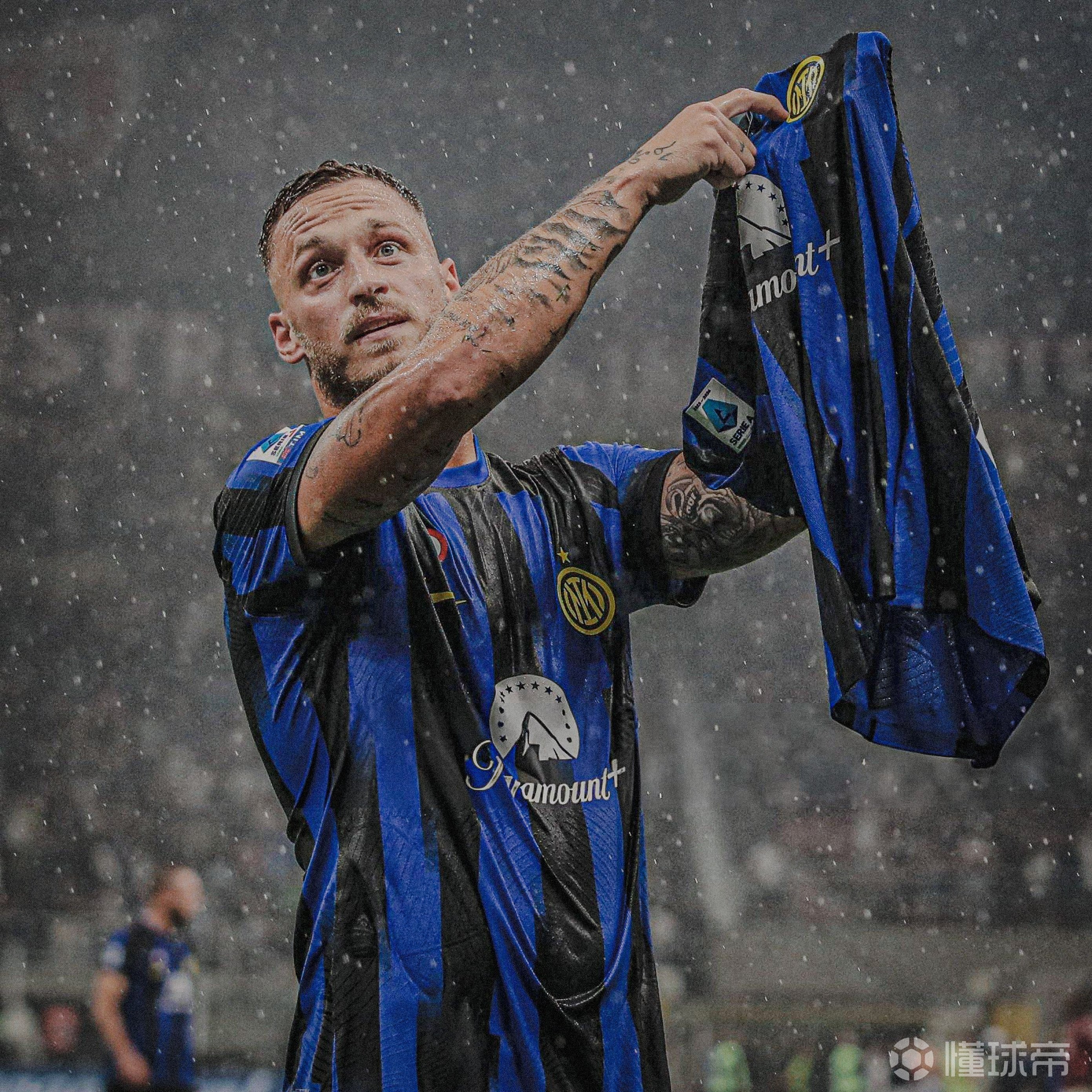 关于意甲球队老将宣布退役,球迷为其送别的信息 关于意甲球队老将宣布退役,球迷为其送别的信息