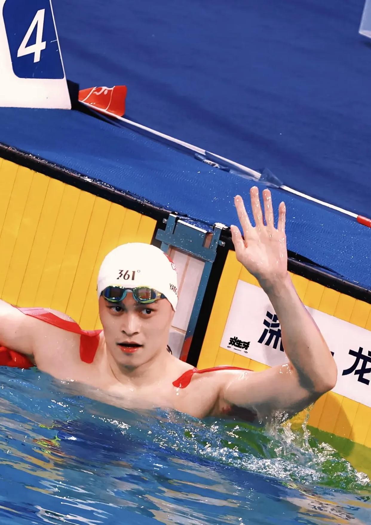 爱游戏tv-包含运动员挥汗如雨，向胜利冲刺的词条