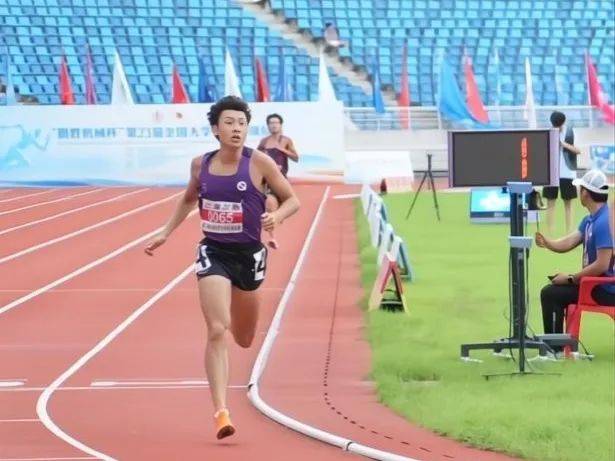 包含运动员挥汗如雨,向胜利冲刺的词条 包含运动员挥汗如雨,向胜利冲刺的词条