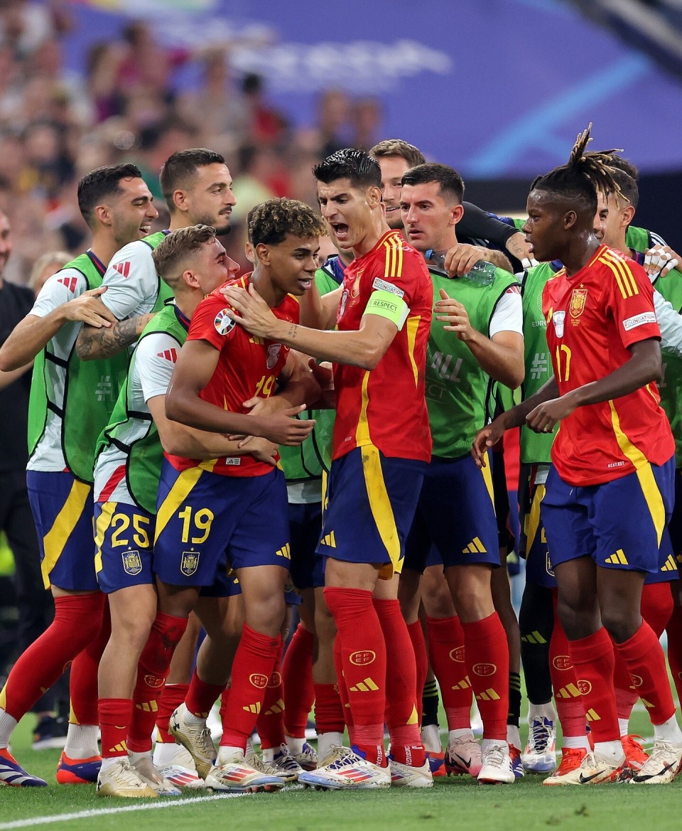 爱游戏中国-法国强队战胜对手，赢得赛场胜利