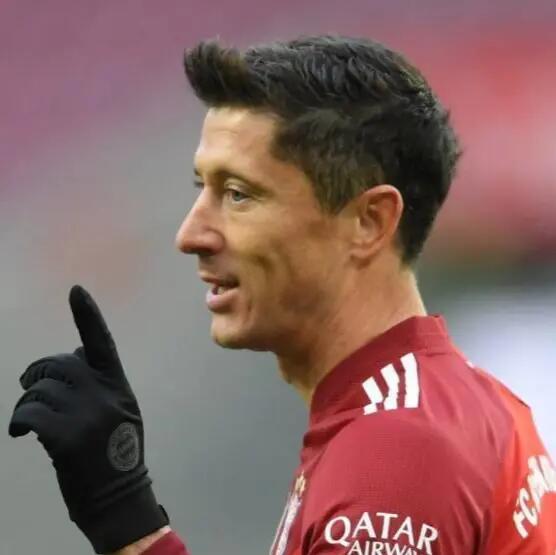 关于拜仁慕尼黑逆袭!莱万多夫斯基帽子戏法的信息 关于拜仁慕尼黑逆袭!莱万多夫斯基帽子戏法的信息