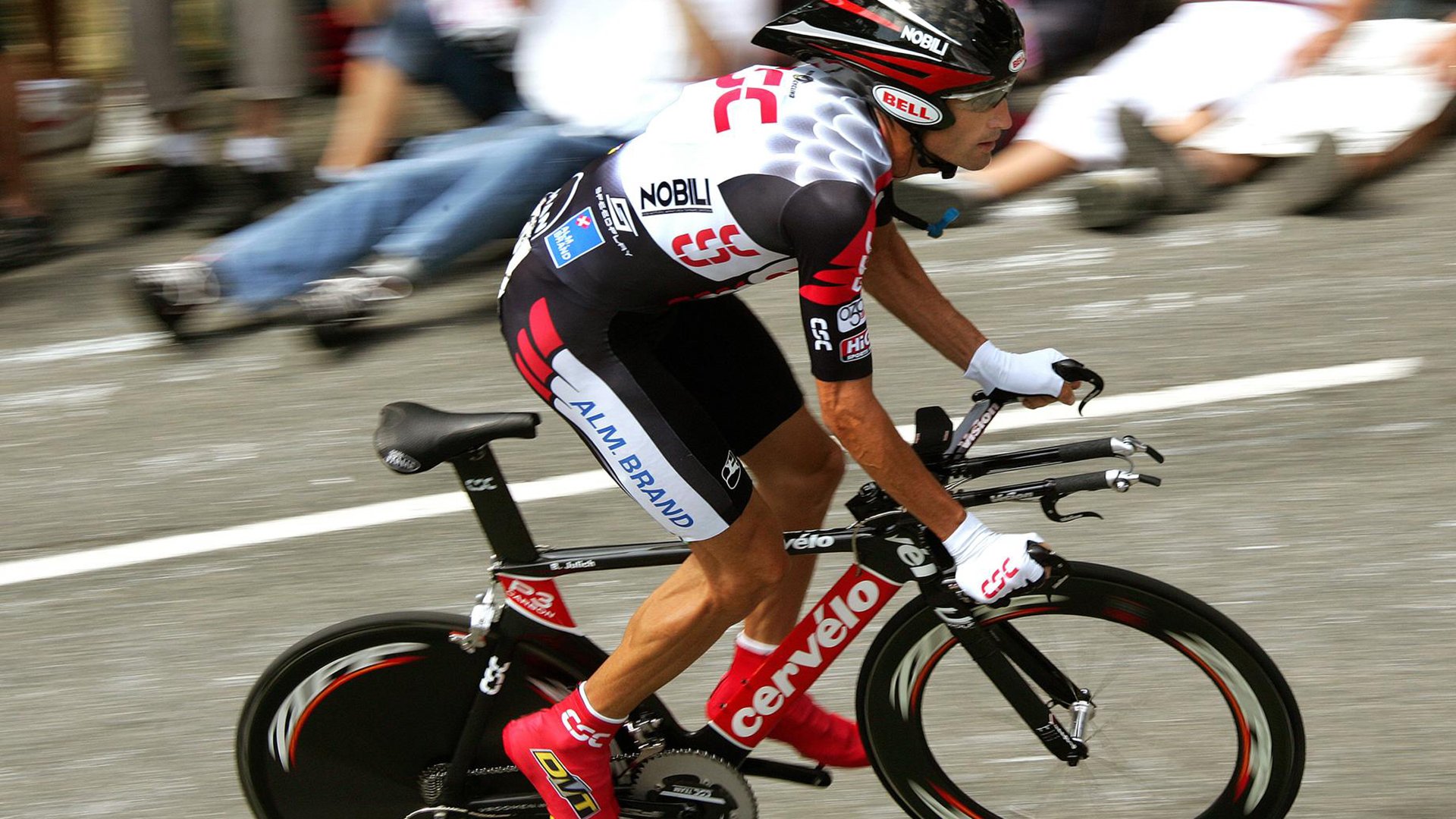 爱游戏体育官网-赛道与球场的双重奏，F1街道赛焦点战，上海队速胜北京队