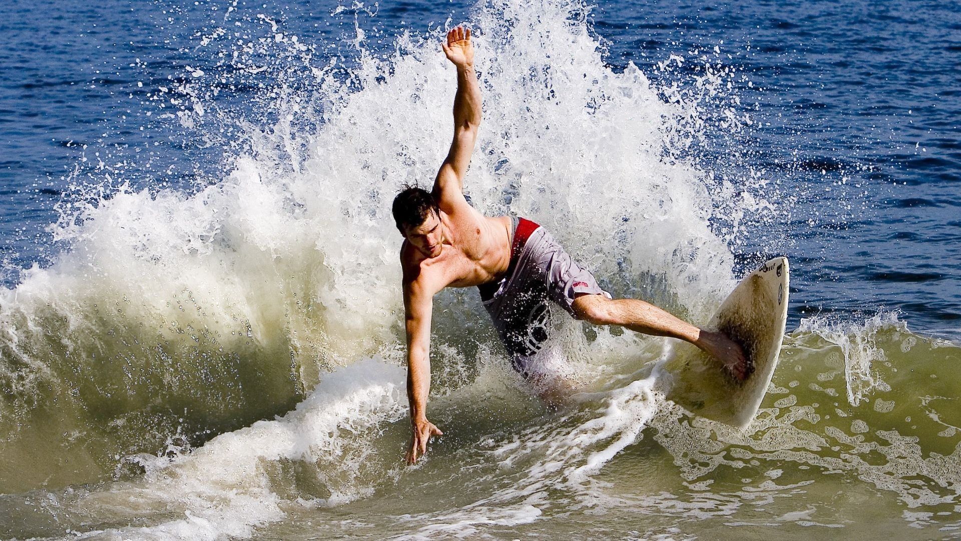 鹈鹕争冠战惊险胜出上海队，小贾伦完成自我救赎